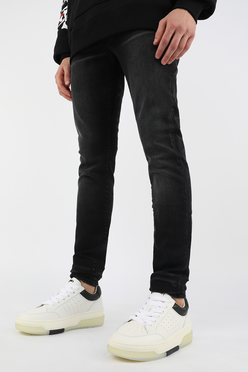 תמונת כל הלוק של נעלי סניקרס סטדיום בצבע לבן